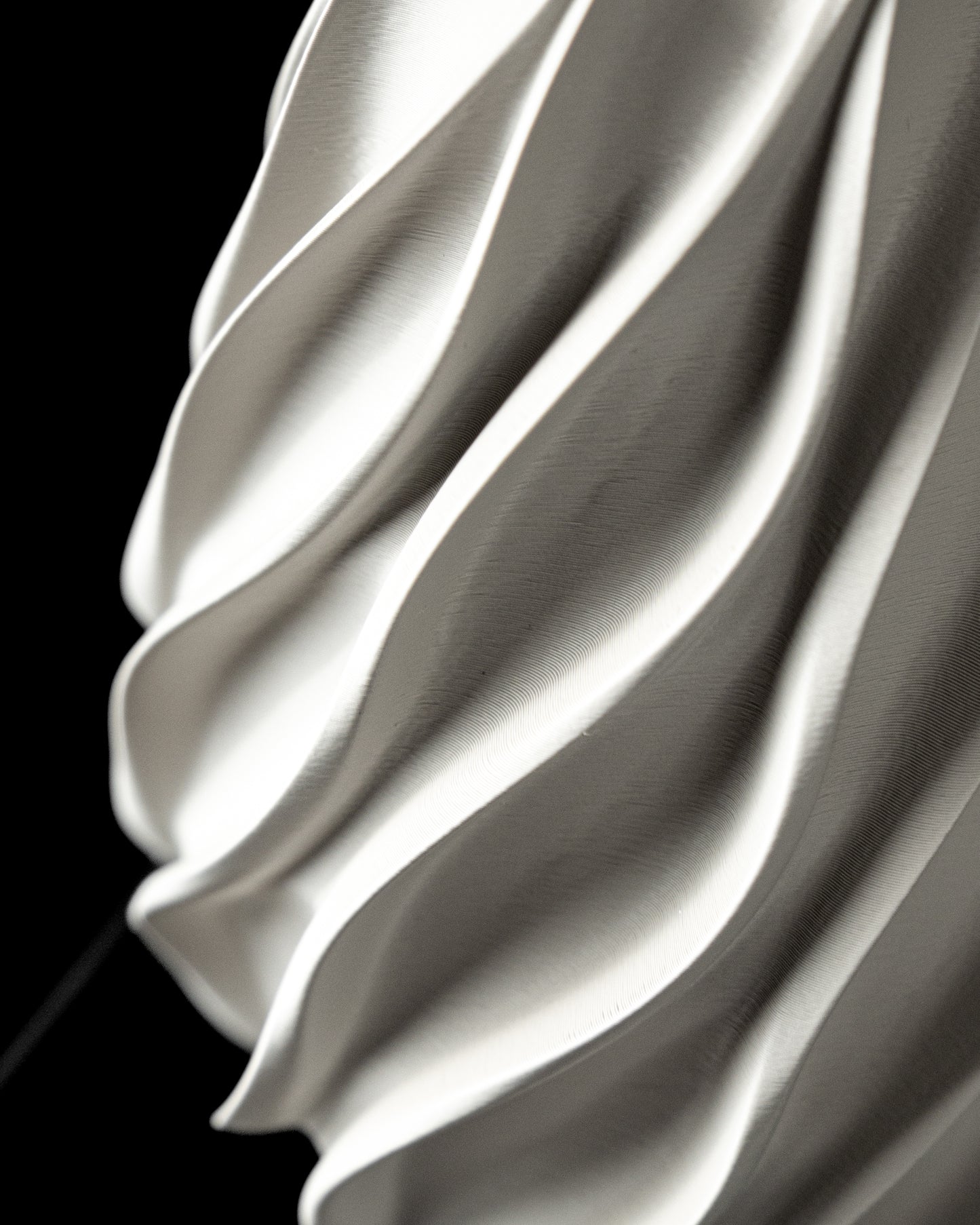 Vaza Decorativa Twisted ArtVeris Inaltime 20cm Alb